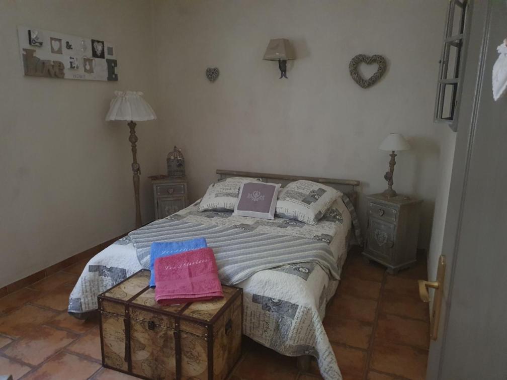 Bed and Breakfast Fenetre Sur Les Alpilles Сен-Мартен-де-Кро Экстерьер фото